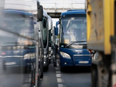 Prix des carburants : des transporteurs routiers et des chauffeurs d’autocars prévoient une opération escargot en Ile-de-France, lundi matin