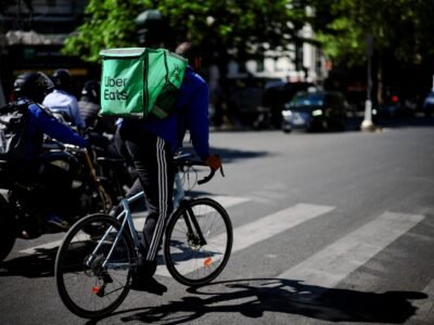 UberEats et Deliveroo mis en demeure par la CFDT pour leur management opaque et leurs suspensions abusives de livreurs